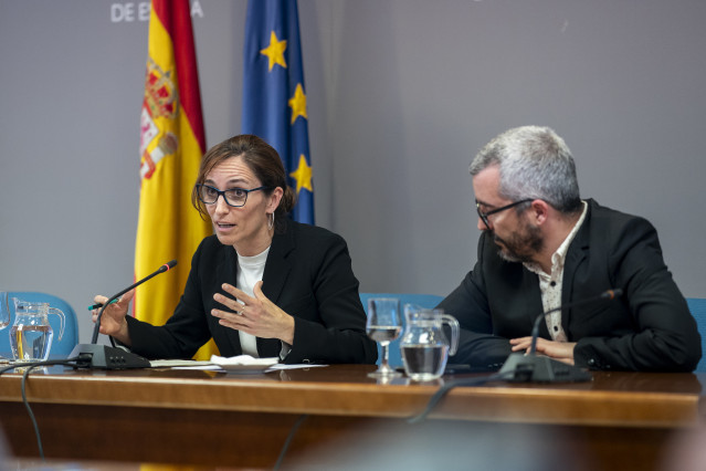 La ministra de Sanidad, Mónica García y el Secretario de Estado de Sanidad, Javier Padilla comparecen en una rueda de prensa tras la reunión con el Consejo Interterritorial del Sistema Nacional de Salud (CISNS), en la sede del Ministerio, a 21 de diciembr