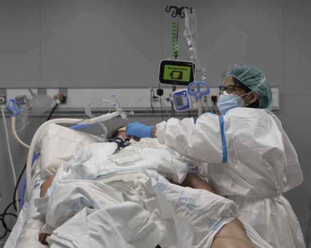 Archivo - Un sanitario alrededor de un paciente ingresado en la UCI del Hospital Enfermera Isabel Zendal, a 13 de enero de 2022, en Madrid (España). La incidencia acumulada a 14 días en la Comunidad de Madrid ha subido 87,35 puntos, hasta situarse en 2.52