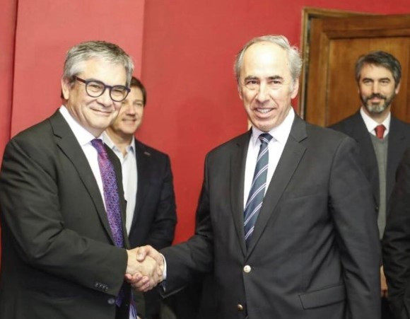Archivo - El presidente de la patronal de Chile, Ricardo Mewes, en una reunión con el ministro de Hacienda de Chile, Mario Marcel