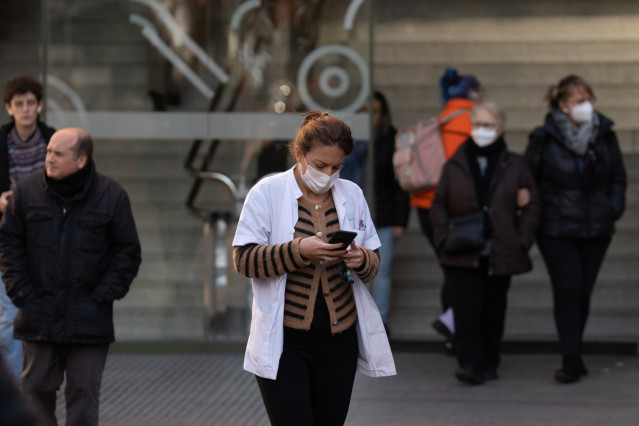 Varias personas con mascarillas, en el Hospital Clínic de Barcelona, a 8 de enero de 2024, en Barcelona, Catalunya (España). La ministra de Sanidad ha propuesto hoy a las CCAA, en el Consejo Interterritorial del Sistema Nacional de Salud, la vuelta de las