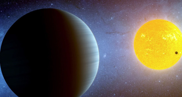 Al igual que Kepler-10 b, ilustrado arriba, el exoplaneta HD 63433 d es un planeta pequeño y rocoso en una órbita estrecha de su estrella.