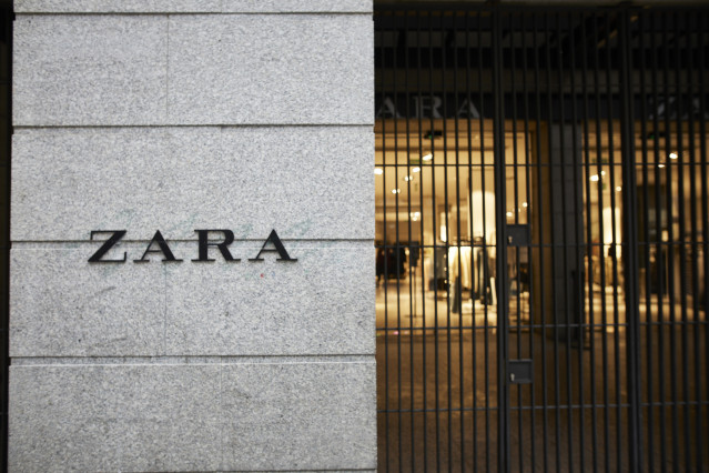 Archivo - Fachada y letrero del primer local de Zara que abrió en la capital junto a la Puerta del Sol, en Madrid, (España), a 14 de noviembre de 2020.