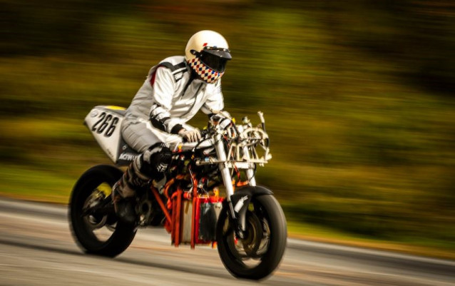 Aditya Mehrotra realiza una prueba de “examen”: hace funcionar la motocicleta eléctrica propulsada por hidrógeno a altas velocidades para garantizar que los sistemas mecánicos y eléctricos aguanten.