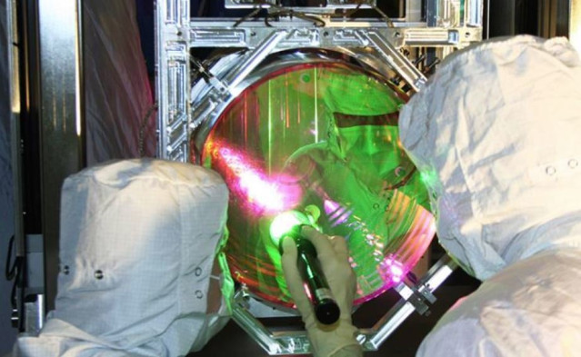 Los técnicos inspeccionan el revestimiento de 'primer contacto' en una de las masas de prueba de entrada (espejos) de LIGO.