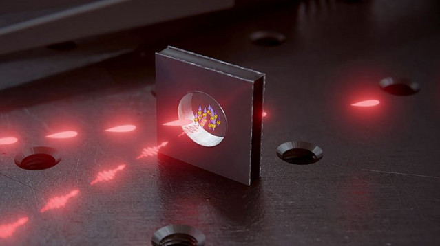 Los pulsos de luz se pueden almacenar y recuperar en la celda de vidrio, que está llena de átomos de rubidio y tiene sólo unos pocos milímetros de tamaño.