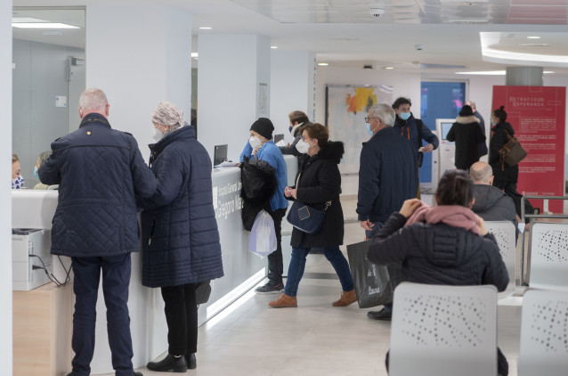 Varias personas con mascarilla en una sala del Hospital General Universitario Gregorio Marañón con mascarilla, a 11 de enero de 2024, en Madrid (España). El ministerio de Sanidad ha implantado desde ayer, 10 de enero, el uso obligatorio de mascarillas en