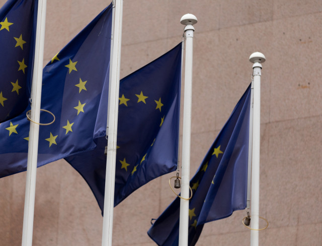 Varias banderas de la Unión Europea, en Madrid (España).