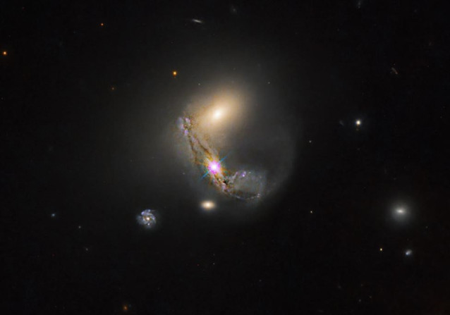 Esta nueva imagen del Telescopio Espacial Hubble de la NASA muestra un grupo enredado de galaxias en interacción llamado LEDA 60847.