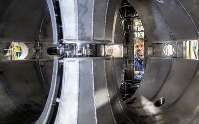 Esta vista del interior de LTX-beta muestra cómo se ve el dispositivo de contención de plasma en forma de rosquilla después de que se haya limpiado el litio de las paredes de la carcasa y se hayan abierto varios puertos.
