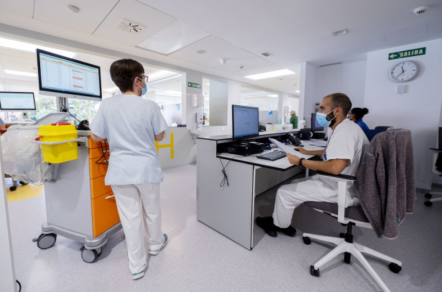 Sanitarios con mascarilla en el Hospital General Universitario Gregorio Marañón con mascarilla, a 11 de enero de 2024, en Madrid (España). El ministerio de Sanidad ha implantado desde ayer, 10 de enero, el uso obligatorio de mascarillas en hospitales y ce