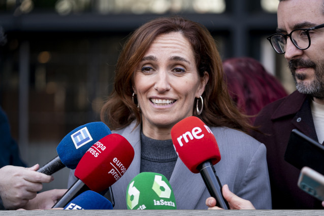 La ministra de Sanidad, Mónica García, ofrece unas declaraciones a la prensa, tras su visita a los aspirantes que se presentan al examen MIR, en el Ministerio de Sanidad, a 20 de enero de 2024, en Madrid (España). En esta convocatoria habrá 13.990 aspiran