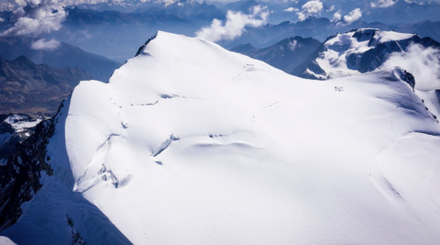 Ni siquiera el 'hielo eterno' del Grand Combin está hecho para durar para siempre. En la parte superior derecha de la foto se ve el campamento de perforación de la expedición Ice Memory 2020.
