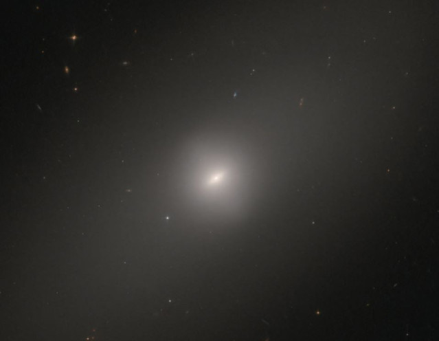 La galaxia NGC 3384 ocupa un lugar central en esta imagen del Telescopio Espacial Hubble