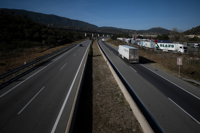 Archivo - Un camión circula, a 27 de enero de 2024, en La Jonquera, Girona, Catalunya (España).