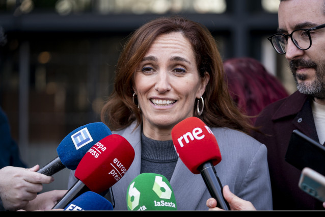 La ministra de Sanidad, Mónica García, ofrece unas declaraciones a la prensa, tras su visita a los aspirantes que se presentan al examen MIR, en el Ministerio de Sanidad, a 20 de enero de 2024, en Madrid (España). En esta convocatoria habrá 13.990 aspiran