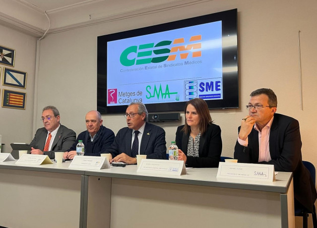 Los responsables de CESM, Sindicato Médico Andaluz, Sindicato Médico de Euskadi y Metges de Catalunya en rueda de prensa.