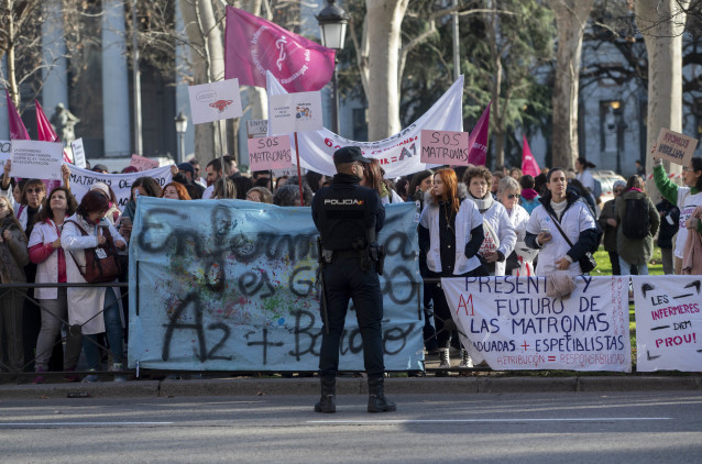 Un Agente de la Policía Nacional pone seguridad a la concentración de enfermeras del Sindicat d'Infermeres de Catalunya ante el Ministerio de Sanidad, a 2 de febrero de 2024, en Madrid (España). El Sindicat d'Infermeres de Catalunya se moviliza hoy en Mad