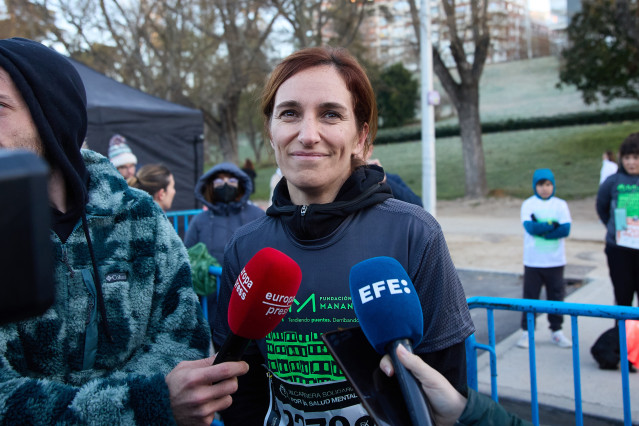 La ministra de Sanidad, Mónica García, atiende a los medios de comunicación antes de la XII Carrera de Salud Mental, en el parque del Oeste, a 4 de febrero de 2024, en Madrid (España). La carrera, cuya recaudación se destinará a los proyectos de inclusión