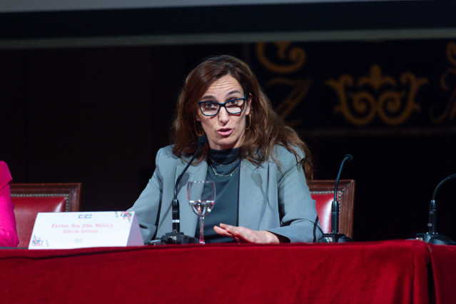La ministra de Sanidad, Mónica García, participa en el acto de clausura de la VI Cumbre Española contra el Cáncer, en el Ateneo de Madrid, a 5 de febrero de 2024, en Madrid (España). El encuentro ha sido organizado por el Grupo Español de Pacientes con Cá