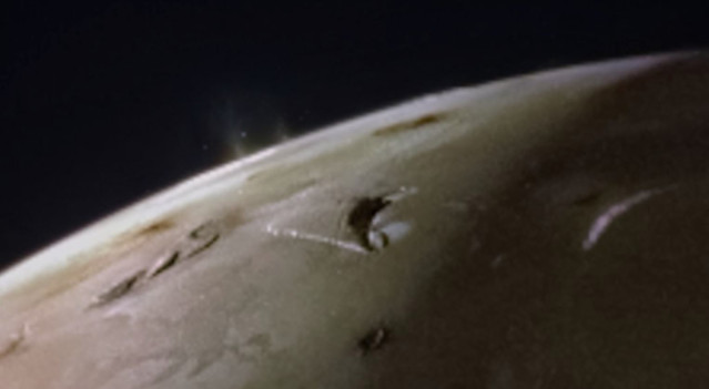 Dos columnas volcánicas que se elevaban sobre la luna Io de Júpite
