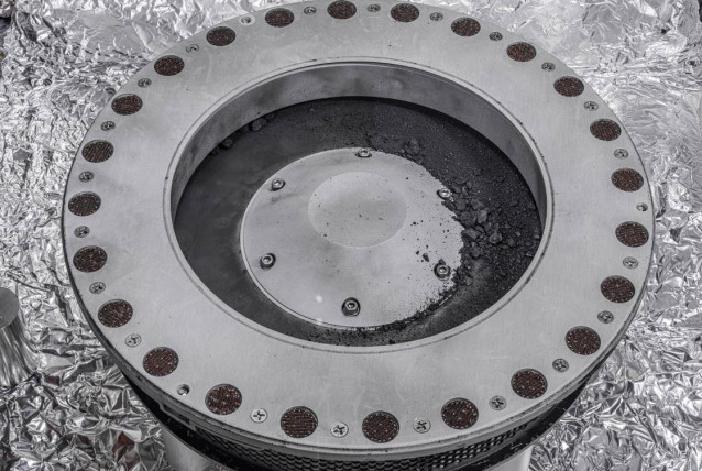 Archivo - Una vista del exterior del recolector de muestras OSIRIS-REx. En el centro a la derecha se puede ver material de muestra del asteroide Bennu.