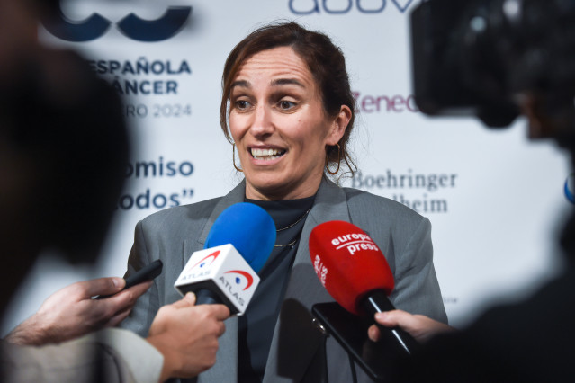 La ministra de Sanidad, Mónica García, ofrece declaraciones a los medios a su llegada a participar en el acto de clausura de la VI Cumbre Española contra el Cáncer, en el Ateneo de Madrid, a 5 de febrero de 2024, en Madrid (España). El encuentro ha sido o