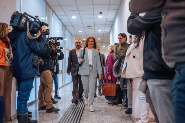 La ministra de Sanidad, Mónica García (c), a su llegada al pleno del Consejo Interterritorial del Sistema Nacional de Salud (CISNS), en el Ministerio de Sanidad, a 9 de febrero de 2024, en Madrid (España). El Ministerio de Sanidad y las CCAA se han reunid