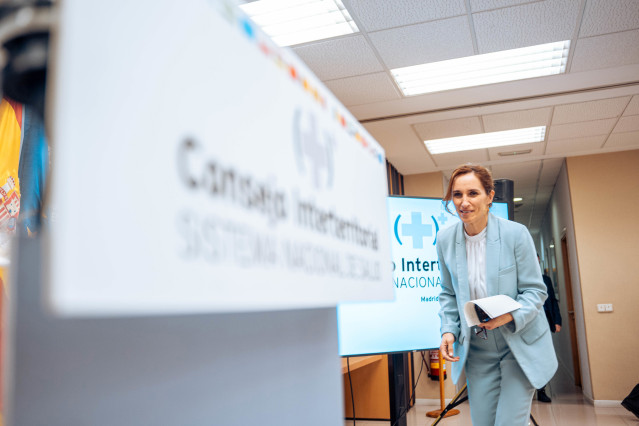 La ministra de Sanidad, Mónica García, a su llegada a una rueda de prensa tras el pleno del Consejo Interterritorial del Sistema Nacional de Salud (CISNS), en el Ministerio de Sanidad, a 9 de febrero de 2024, en Madrid (España). El Ministerio de Sanidad y