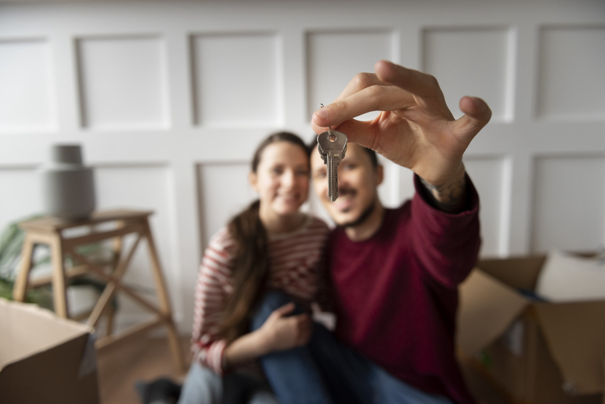 Pareja joven mudandose nueva casa