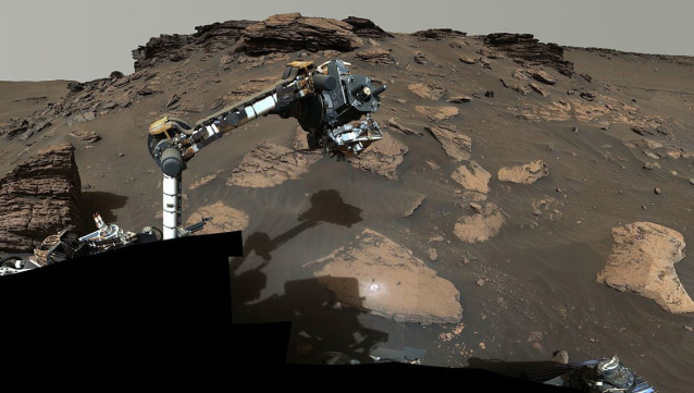 Perseverance pone su brazo robótico a trabajar alrededor de un afloramiento rocoso llamado 'Skinner Ridge' en una serie de imágenes capturadas en junio y julio de 2022 por el sistema de cámara Mastcam-Z del rover.