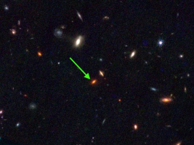 El Análisis Espectral De Su Luz Con JWST Reveló Su Naturaleza Anómala: Se Formó Hace Unos 13 Mil Millones De Años A Pesar De Que Contiene Unas 4 Veces Más Masa En Estrellas Que Nuestra Vía Láctea Hoy.