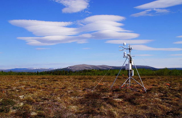 Vista de una torre de covarianza de remolinos, capaz de medir la liberación de gases de efecto invernadero, ubicada en Alaska