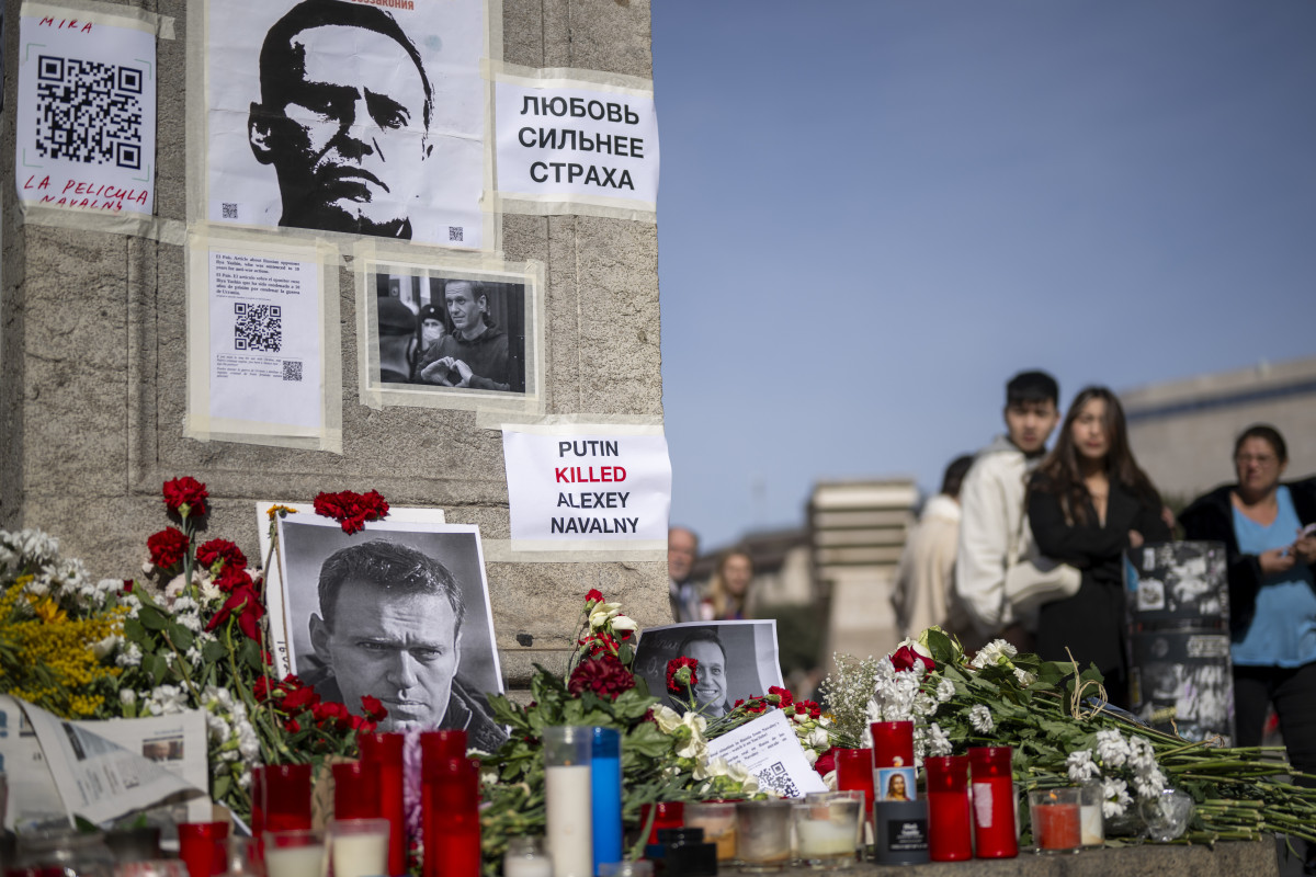 EuropaPress 5766536 memorial improvisado ciudadanos rusos muerte alexei navalni rambla 18