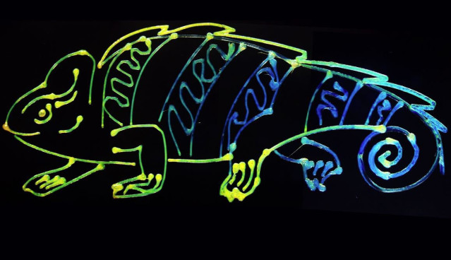 Inspirándose en las capacidades de los camaleones para cambiar de color, los investigadores desarrollaron una tinta de cambio de color dinámica y sostenible que se ve en esta ilustración de camaleón impresa en 3D creada por el equipo de investigación.