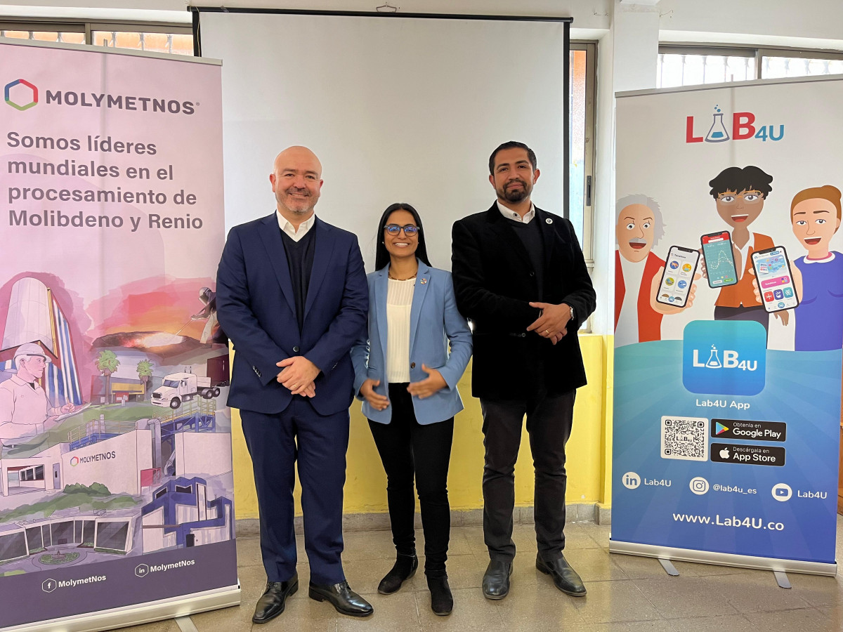 Ricardo Araya, Komal y Claudio Baeza, Director del Centro Educacional Padre Alberto Hurtado
