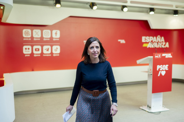 La portavoz del PSOE, Esther Peña, tras una rueda de prensa durante el seguimiento de la jornada electoral de los comicios autonómicos de Galicia, en la sede nacional del PSOE, a 18 de febrero de 2024, en Madrid (España). Todos los gallegos han sido llama