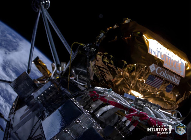 Primer Plano de la misión Odiseo al principio de su viahe a la Luna con la Tierra de fondo