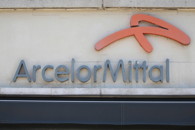 Archivo - Placa de ArcelorMittal.