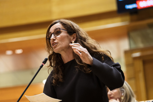 La ministra de Sanidad, Mónica García, interviene durante una sesión plenaria en el Senado, a 20 de febrero de 2024, en Madrid (España). Durante el pleno se han abordado cuestiones como las muertes de los agentes en Barbate, además de las medidas prevista