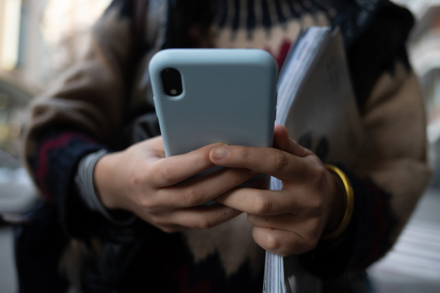 Una persona usa el teléfono móvil, a 1 de febrero de 2024, en Barcelona, Catalunya (España).