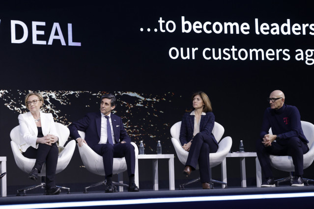 (I-D) La CEO de Vodafone, Margherita della Valle; el presidente de Telefónica, José María Álvarez-Pallete; la CEO de Orange, Christel Heydemann, y el CEO Deutsche Telekom, Tim Höttges,a 26 de febrero de 2024, en Barcelona(España).