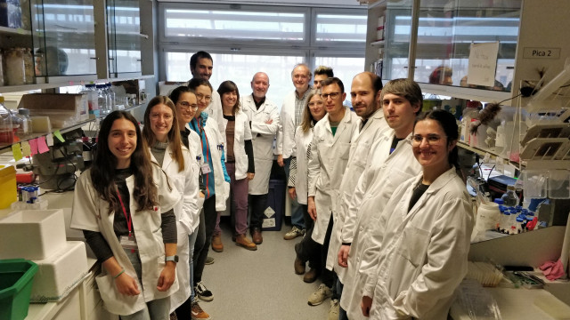 Parte equipo de investigación del Institut de Recerca Biomèdica de Lleida (IRBLleida) y el investigador Jordi Sol del Institut Universitari d'Investigació en Atenció Primària Jordi Gol (IDIAPJGol)