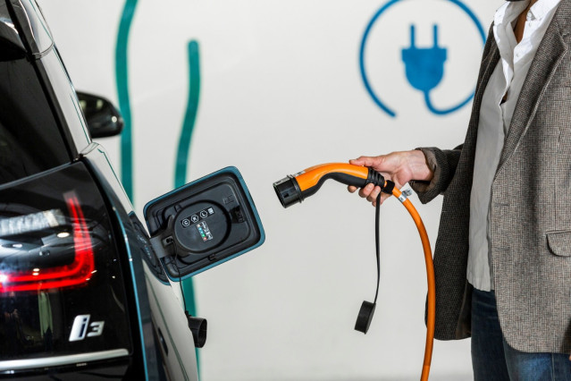 Un usuario de Endolla Barcelona recarga su vehículo eléctrico en uno de los puntos instalados en la ciudad.