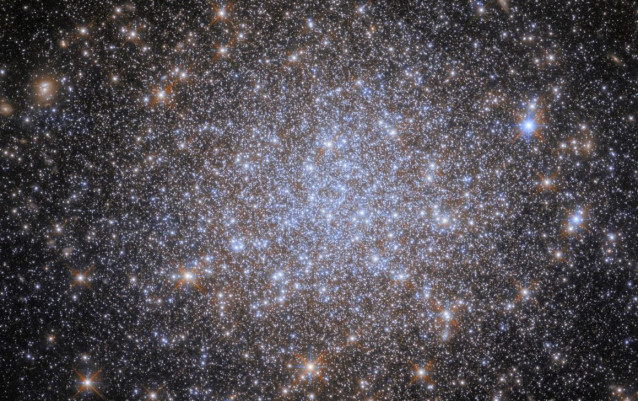Esta imagen del Telescopio Espacial Hubble de NASA/ESA muestra un grupo de estrellas densamente poblado, el cúmulo globular NGC 1841.