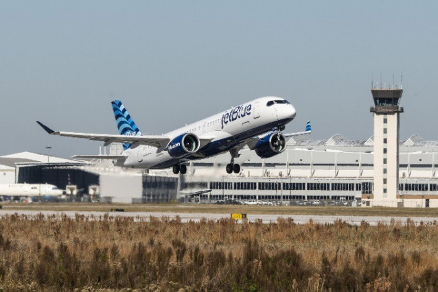 Archivo - Avión de JetBlue.