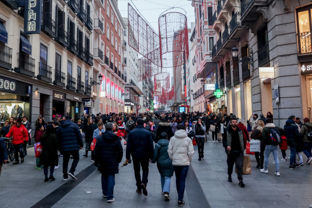 Archivo - Cientos de personas, con compras, en la calle comercial de Preciados, a 7 de enero de 2022, en Madrid (España). Aunque ya habían comenzado las rebajas online y los descuentos en algunos establecimientos, las primeras sin restricciones tras la pa