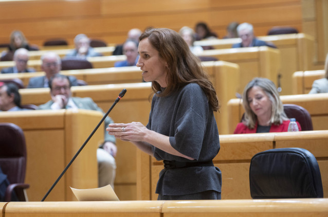 La ministra de Sanidad, Mónica García, interviene durante una sesión de control al Gobierno, en el Senado, a 5 de marzo de 2024, en Madrid (España). El 'caso Koldo' centra la sesión del control al Gobierno en el Senado, donde la vicepresidenta primera es