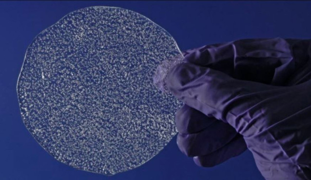 Pequeñas burbujas de aire quedan atrapadas y preservadas en núcleos de hielo, lo que revela la historia del clima pasado de la Tierra.