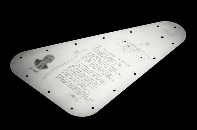 Este lado de una placa conmemorativa montada en la nave espacial Europa Clipper de la NASA presenta el escrito a mano de la poeta laureada estadounidense Ada Limón 'En elogio del misterio: un poema para Europa'.