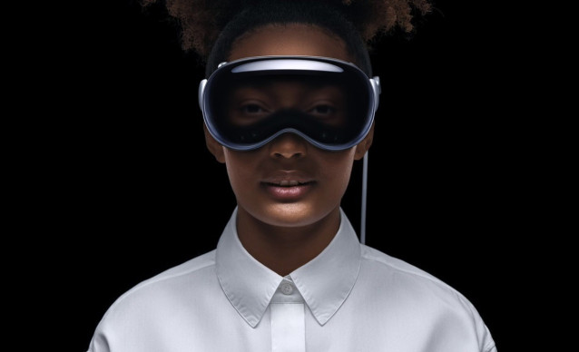 Persona con el visor Apple Vision Pro puesto